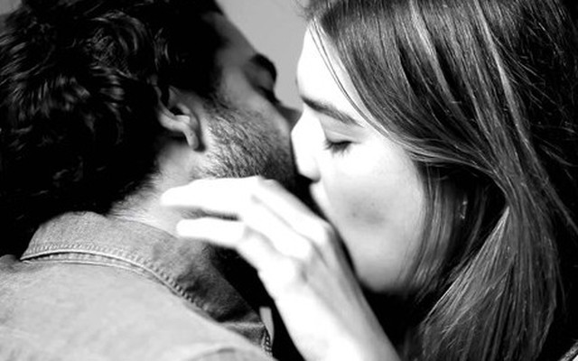 Lý giải mới về việc vì sao con người hôn nhau