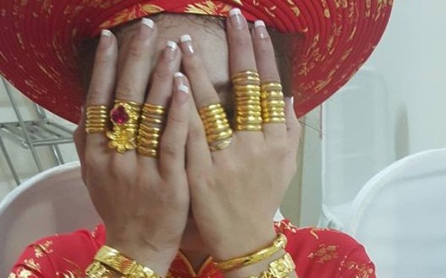 Cô dâu Quảng Nam vàng đeo kín tay gây xôn xao