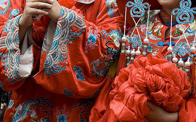 Sốc với trò sàm sỡ phù dâu trong đám cưới ở Trung Quốc