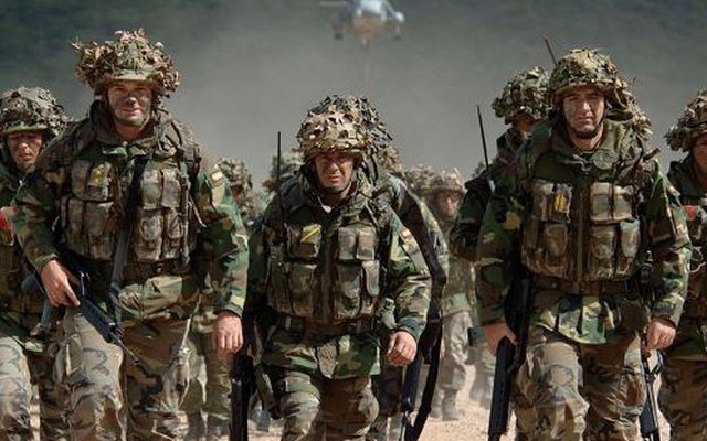 Chủ tịch EU giục thành lập quân đội chung đẩy NATO "ra rìa"?