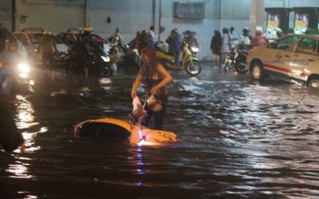 Người Sài Gòn thất thểu lội nước lúc 0g