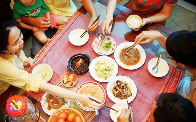 Lây bệnh nguy hiểm vì thói quen ăn uống của nhiều người Việt