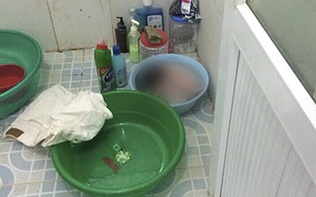Hà Nam: Bé sơ sinh chết bên cạnh mẹ đang ngất lịm trong nhà tắm