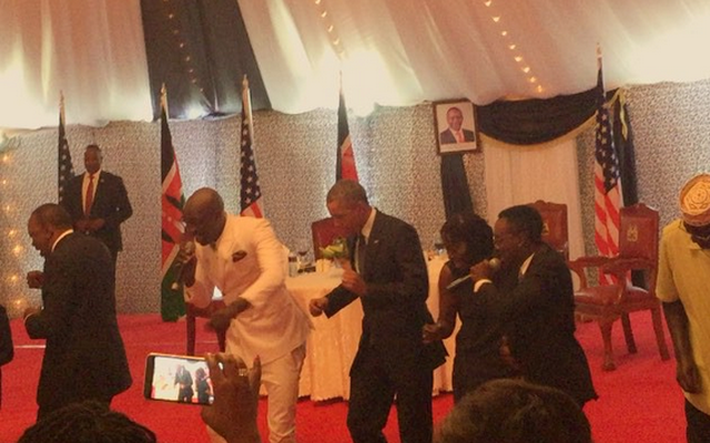Tổng thống Obama say sưa nhảy múa trên sân khấu Kenya