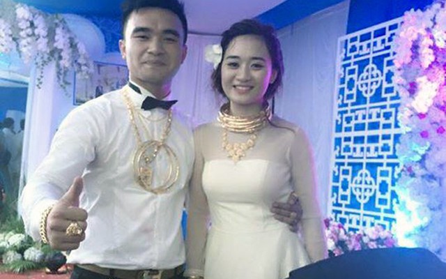 Cô dâu chú rể đeo cả kg vàng trên người tại Hà Tĩnh
