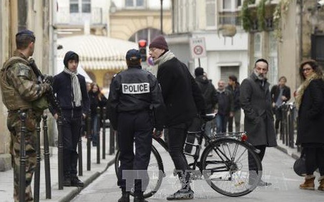 Pháp bắt giữ 12 người liên quan khủng bố