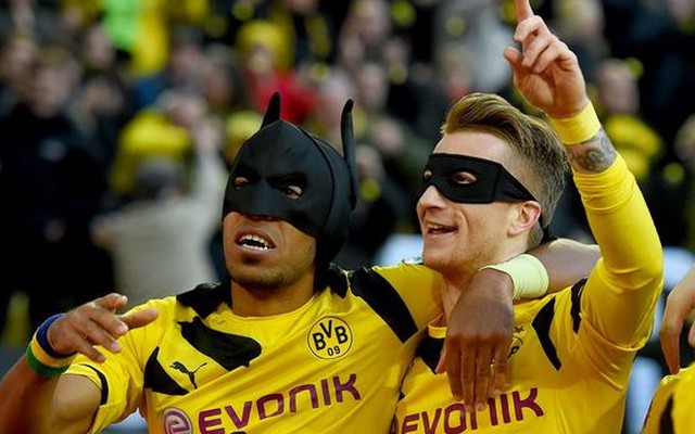 Sau Spider-Man, đến lượt Batman giải cứu Dortmund