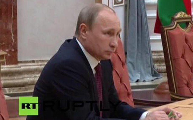 RT: Ảnh "Putin bẻ gãy bút chì trên bàn đàm phán 4 bên" là giả