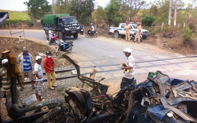 Xe tải văng 10m do tông tàu lửa, tài xế tử vong