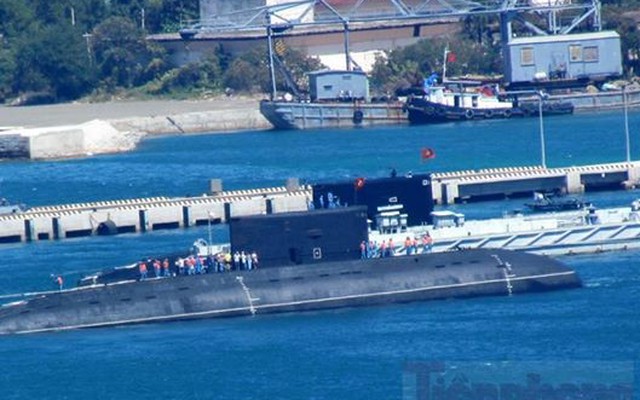 [VIDEO] Tàu ngầm HQ-184 Hải Phòng cập quân cảng Cam Ranh