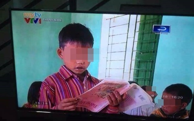 Trẻ đọc sách ngược trên truyền hình: Do bìa bị dán ngược