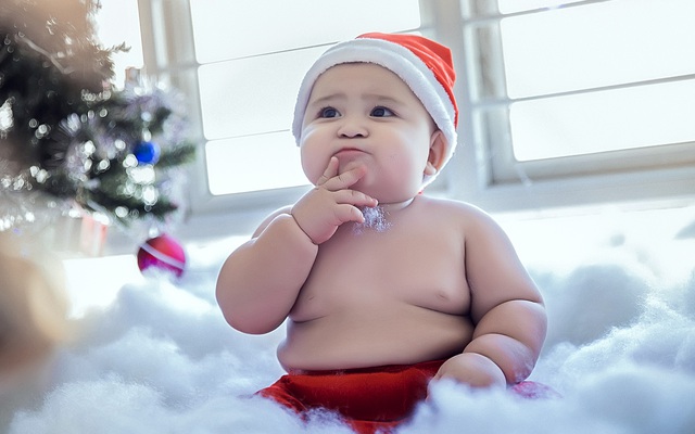 "Yêu quá!" Cậu bé noel gốc Việt đẹp như thiên thần