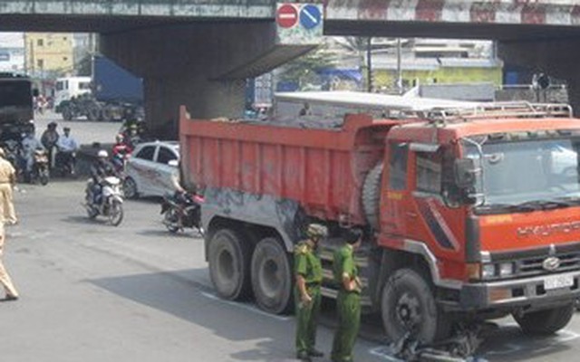 Xe ben kéo lê xe máy hàng chục mét, một phụ nữ nguy kịch