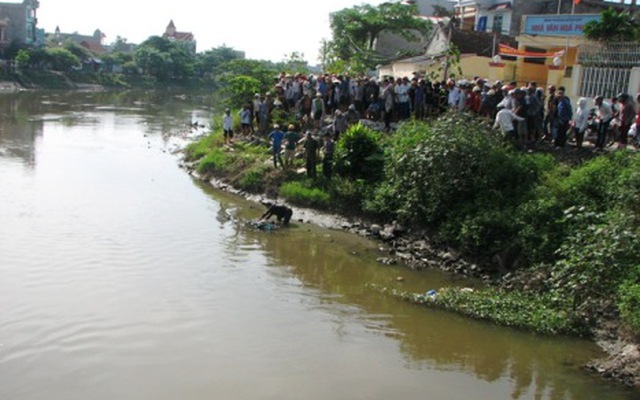 Xác cụ bà trôi sông ngày giáp Tết