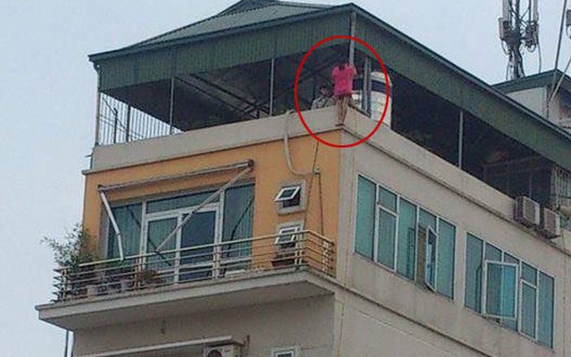 Hà Nội: Giải cứu thiếu nữ trèo ra ngoài ngôi nhà 6 tầng