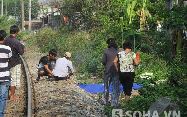 Tối ôm chai rượu gần đường ray, sáng tử vong cách đó 6m