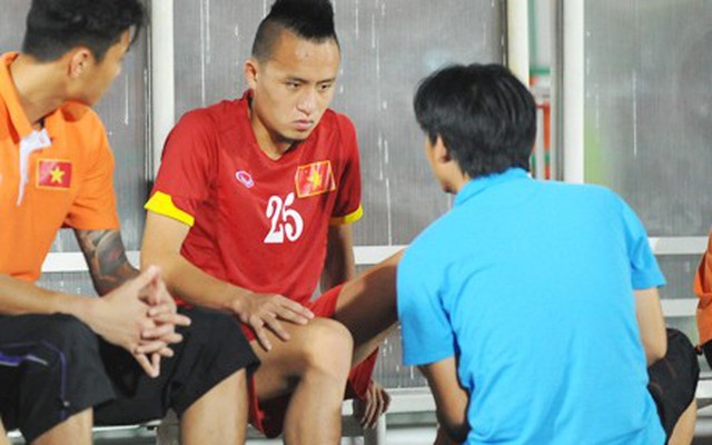 Volley kiểu Mata "hụt", sao U23 Việt Nam dính chấn thương