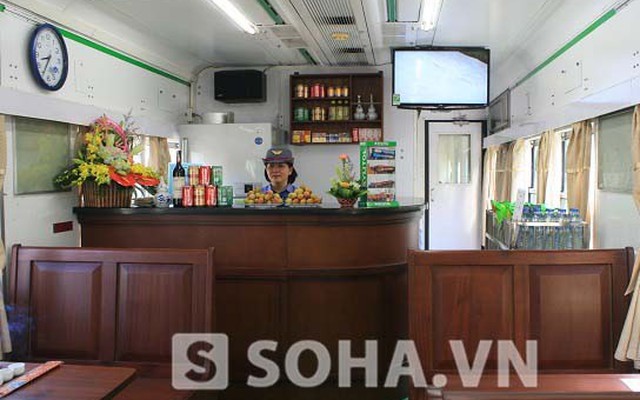 Toa quầy bar "4 xin và 4 luôn" trên tàu cao tốc Hà Nội - Lạng Sơn