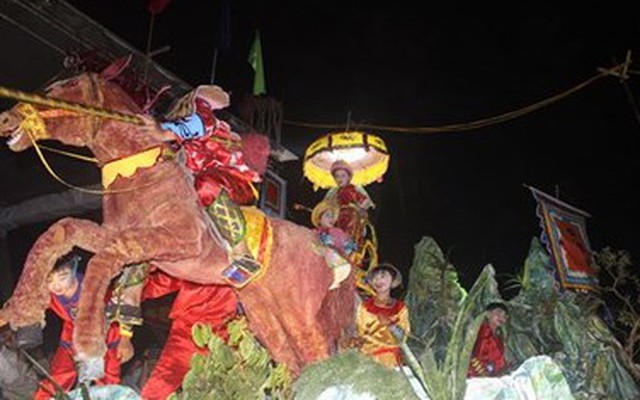 Dân đổ xô đến xem lễ hội rước “cô gái không xương” ở Quảng Nam