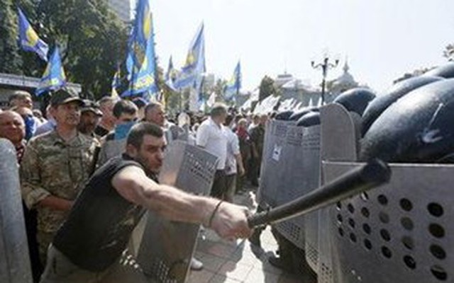 Cuộc chiến bên trong và ngoài tòa nhà Quốc hội Ukraine