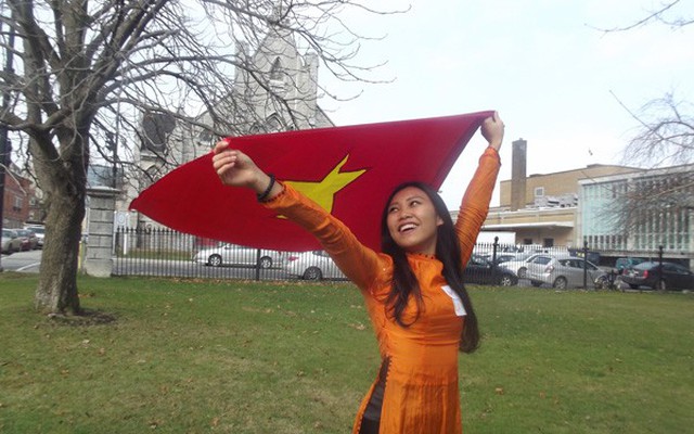 9X Việt tự tin mặc áo dài, choàng cờ Tổ quốc trên phố Canada