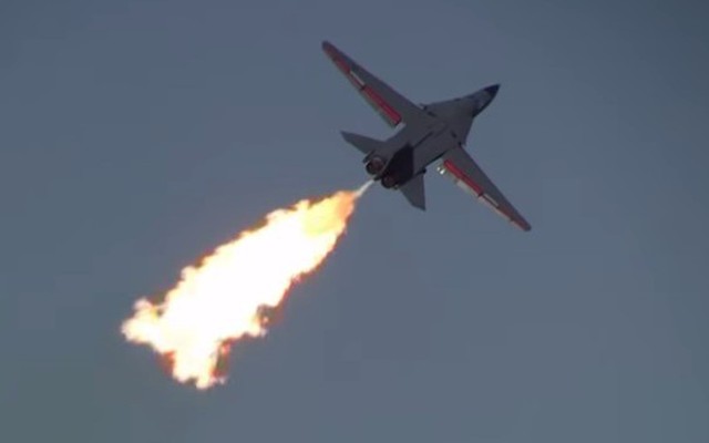 Cận cảnh “con lợn đất” F-111 phun lửa liên tục trên không