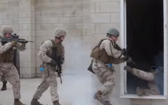 [Video] Chết cười với hai anh lính Mỹ "vụng nhất lịch sử"