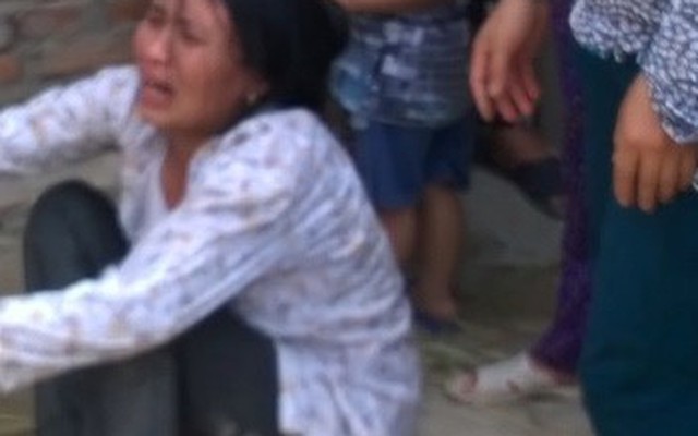 Người mẹ gào khóc gọi con trai 4 tuổi bị cuốn chìm dưới sông Mã