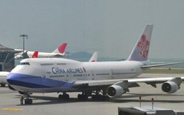 Xe chở hành lý đâm lõm máy bay tại sân bay Tân Sơn Nhất