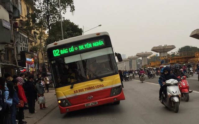 Hoảng hốt khi "xe buýt nghiêng" lưu thông trên phố Hà Nội