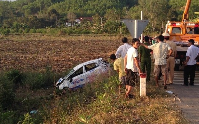 Taxi "bay" xuống ruộng, cả tài lẫn khách mắc kẹt trong xe