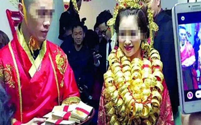 Hậu trường đám cưới cô dâu trĩu cổ vì 10kg vàng