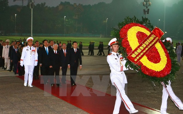 [Photo] Các đại biểu dự Đại hội Đảng XII đặt vòng hoa ở Lăng Bác