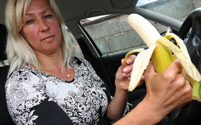 Bị phạt gần 5 triệu đồng vì ăn chuối trong lúc tắc đường