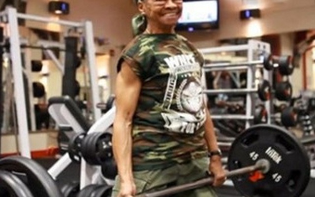 Cụ bà 77 tuổi nâng tạ nặng gấp đôi cơ thể
