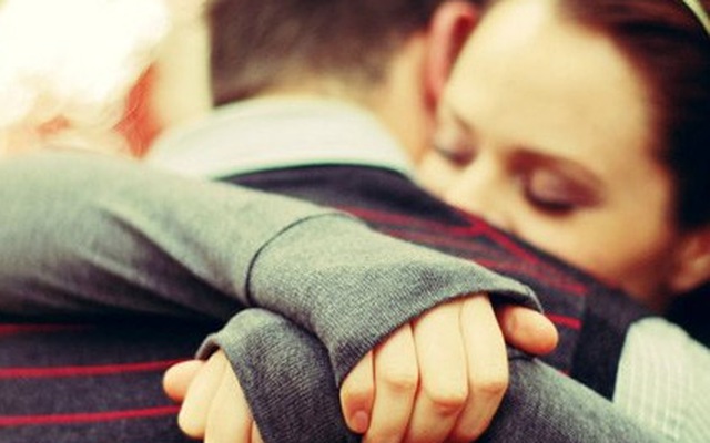 6 cách an ủi người khác mà không cần mở lời