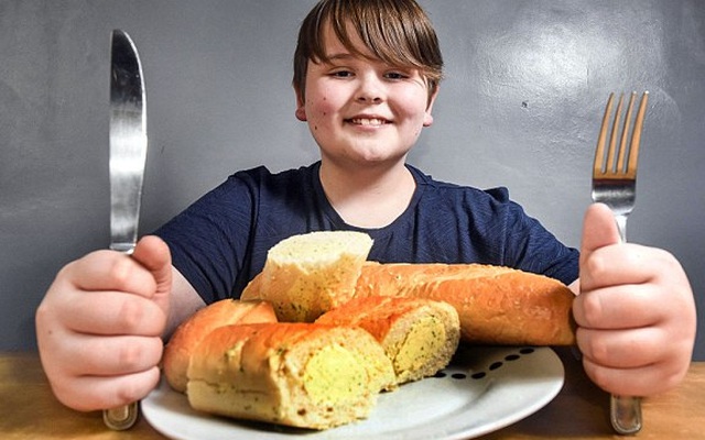 Cậu bé 8 năm chỉ ăn duy nhất một món ăn vì nguyên nhân đáng sợ