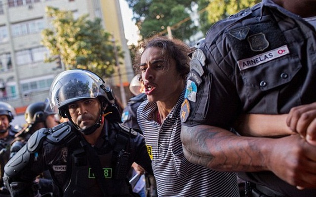 Olympic Rio: Đằng sau lễ khai mạc hoành tráng là bạo loạn