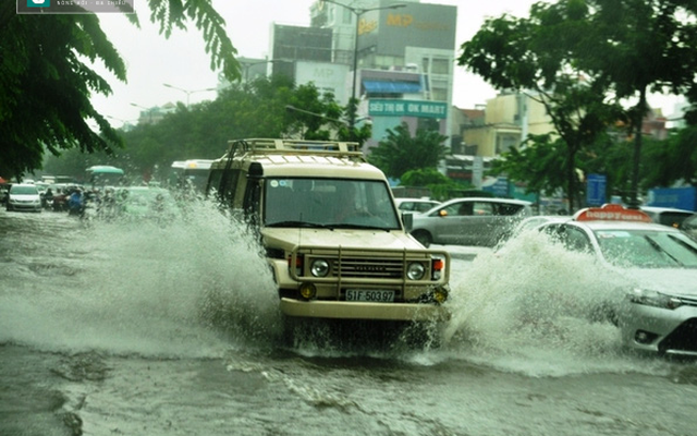 Người Sài Gòn gồng mình trong "dòng sông" giữa phố