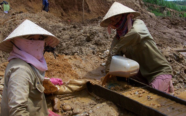 Dự án thủy điện thành... 'công trường' khai thác vàng