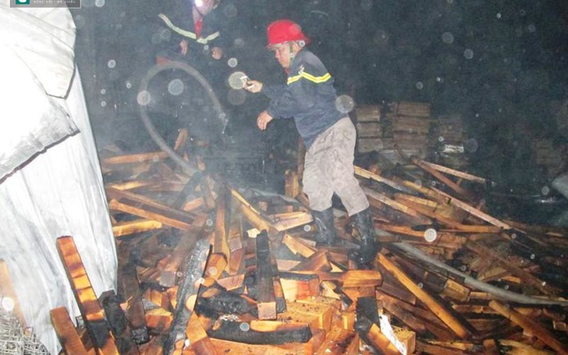 Cháy lớn thiêu rụi 2 phân xưởng chuyên sản xuất đồ gỗ