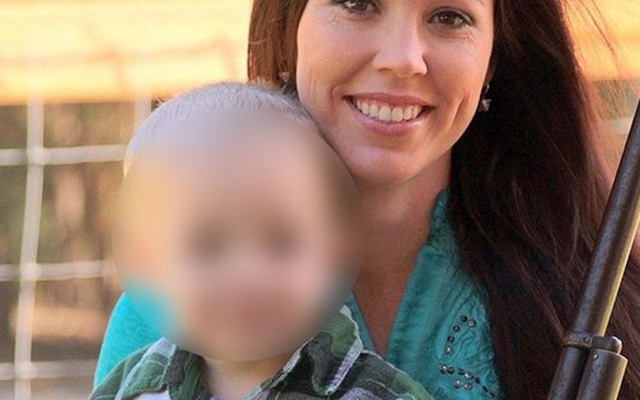 Bà mẹ "phát cuồng" vì súng đạn bị con trai 4 tuổi bắn gục