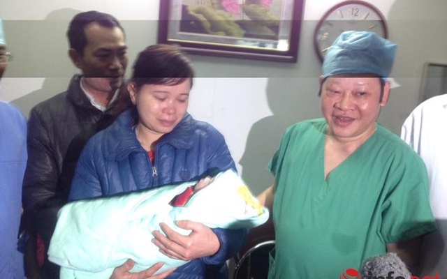 Cháu bé đầu tiên chào đời bằng phương pháp mang thai hộ