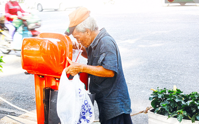 Trên phố Sài Gòn, lặng người nhìn ông cụ uống ly cafe thừa lấy ra từ thùng rác...