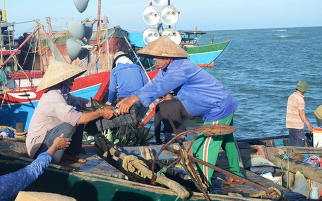 Tàu Trung Quốc bao vây phá ngư cụ tàu cá Việt Nam