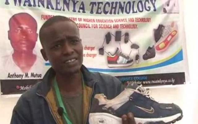 Thanh niên châu Phi phát minh ra giày có thể sạc cho điện thoại