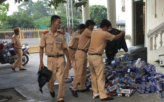 Chở 8.300 gói thuốc lá lậu, dùng gậy gỗ chống trả cảnh sát