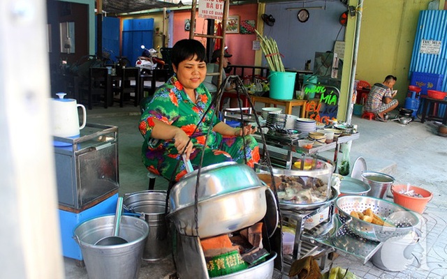 80 năm thăng trầm, gánh cháo lòng dồi chiên trứ danh đường Cô Giang vẫn "hút hồn" người Sài Gòn