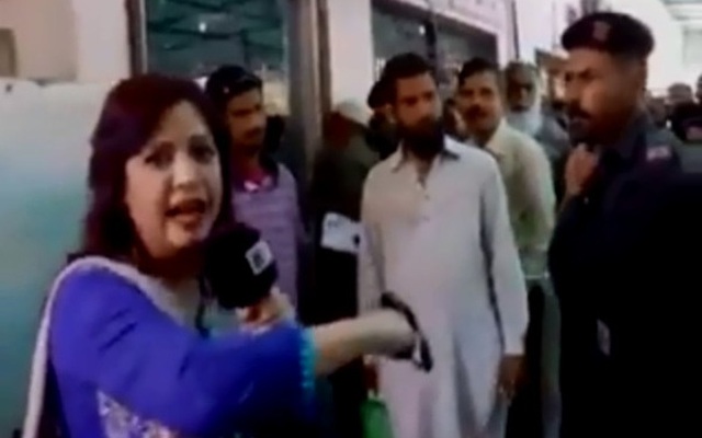 Clip: Cảnh sát tát nữ nhà báo khiến người dân bức xúc