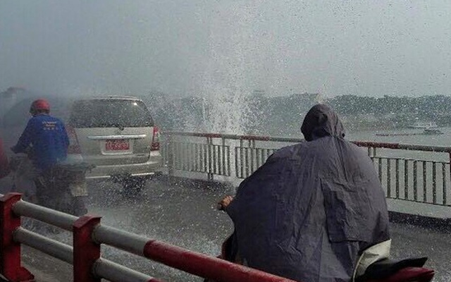 Hà Nội: Vỡ đường ống nước, nhiều người phải mặc áo mưa qua cầu Chương Dương